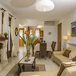 Villa Minoas *
